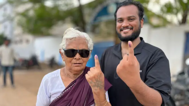 ఓటు వేసిన బామ్మ, మనుమడు