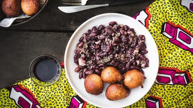 Plat de beignets et d'haricot tirée de l'ouvrage Wake Up Africa 70 Idées pour Brunchs et Petits Déjeuners