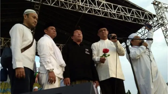 Gubernur DKI Jakarta, Anies Baswedan, tampil di panggung acara Reuni 212 di Monas, Jakarta Pusat, Sabtu (2/12).