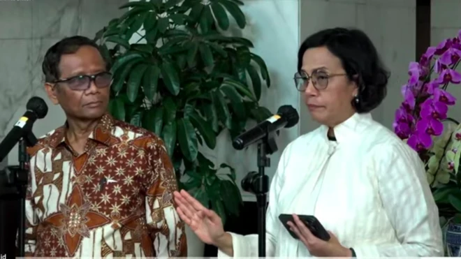 Menkeu Sri Mulyani dan Menko Polhukam Mahfud MD melakukan konferensi pers terkait temuan PPATK, Sabtu (11/03).
