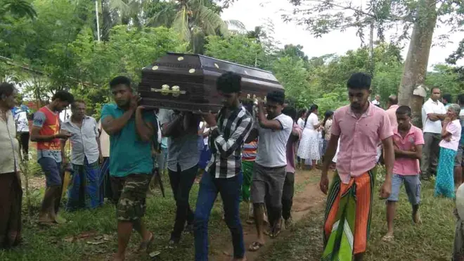 මරණයට පත් පාසල් ළමුන්ගෙන් දහ දෙනෙකු රත්නපුර දිස්ත්‍රික්කයට අයත් නිවිතිගල කිරිබත්ගල කන්දේ සිදු වූ නාය යාමට හසු වූ 'කුරහන' ගමේ දරුවන්ය