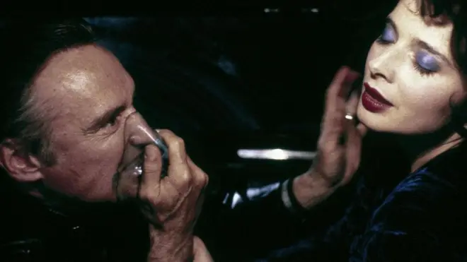 ایزابلا روسلینی نقش دورثی، یک خواننده جذاب کاباره را بازی می کند که با فرانک یکی از اوباش محل (با بازی دنیس هاپر) رابطه جنسی غریبی دارد