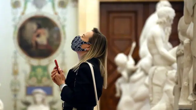 Музеи Питера, в том числе Эрмитаж (на фото) работать будут, но попасть в них можно будет только с QR-кодом или свежим тестом на вирус