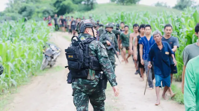 ထိုင်းဘက်ခြမ်းထွက်ပြေးတဲ့ မြန်မာစစ်သားတွေ 