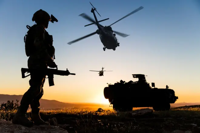 Opération militaire au lever du soleil.