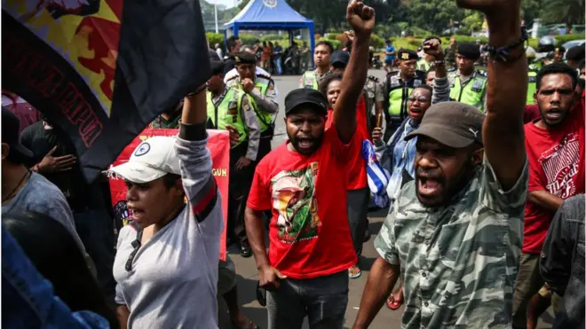 Penyerapan tenaga kerja lokal yang masif dinilai dapat menurunkan sentimen negatif warga Papua terhadap pemerintah pusat.