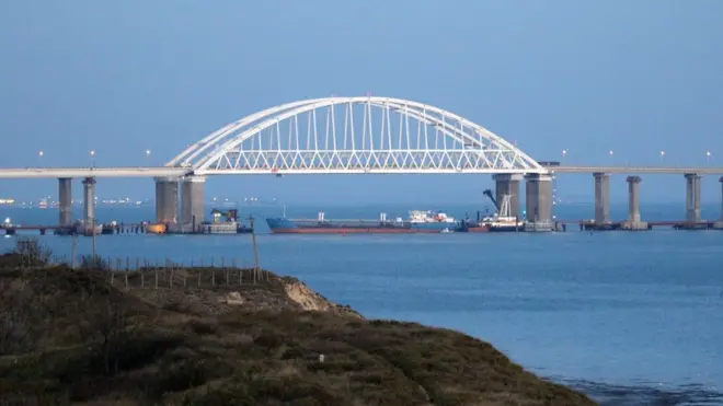 Поперек фарватера моста установлен большой сухогруз