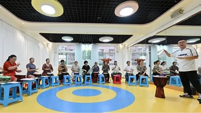 在中國山西太原,一群退休阿姨正在一家由幼兒園轉型而來的老年活動中心中學打非洲鼓。