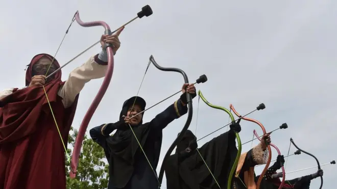 Selain berkumpul untuk membaca Al-Quran, para perempuan juga menunggang kuda dan berlatih memanah.