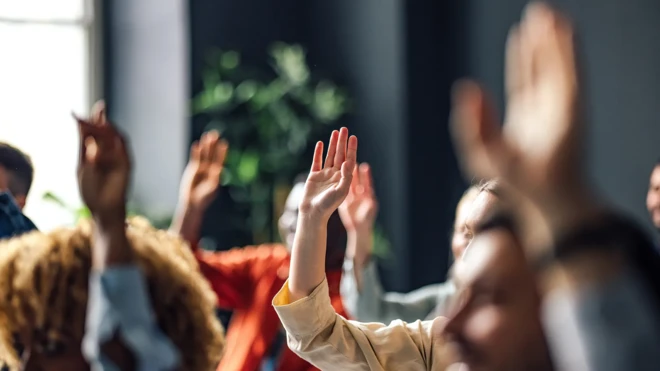 چند نفر در جلسهای دستشان را برای سوال بالا بردهاند