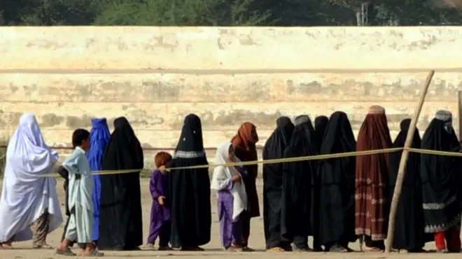 یو شمېر ځايي مدني فعالان د پوځ له دې اقدامه خوښ معلومېږي او وايي د ملي پېژند پاڼو تر لاسه کولو له لارې به د سیمې اوسېدونکې ښځې هم وکولای شي په ټاکنو کې برخه واخلي.