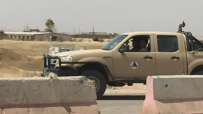 پر دغه خړ رنګه رنجر موټر د افغانستان د ملي اردو نښان او د دغه هېواد درې رنګه بیرغ لیدل کېږي.