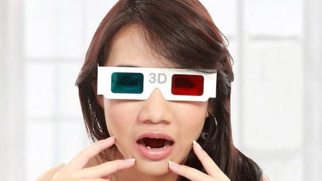 Mujer asiática con lentes 3D