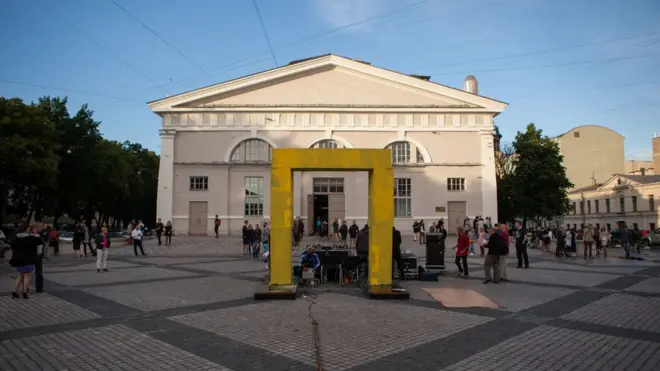 Символ "ПроТоАрта" - огромная буква П перед зданием Манежа