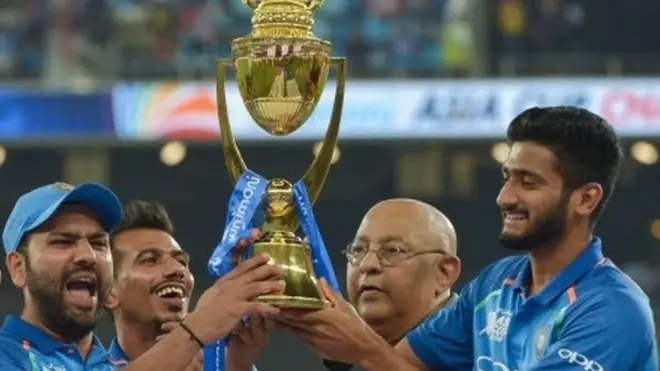 ट्रॉफी के साथ भारतीय टीम