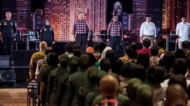 Ketiga pasangan calon di Pilkada DKI Jakarta memiliki corak baju yang khas, yang tidak termasuk atribut kampanye.