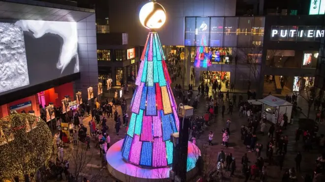 许多在北京的商场布置了圣诞装饰