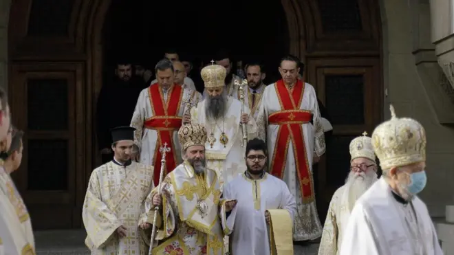 Novi srpski patrijarh Porfirije izlazi iz Patrijaršije i ide na ustoličenje u obližnju Sabornu crkvu