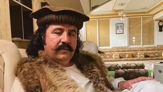 ویل کېږي‌ چې د عارف وزیر د پلار او ورور په ګډون د هغه د کورنۍ ۱۸ غړي وزیرستان کې د وسله والو په بریدونو کې وژل شوي‌ دي.