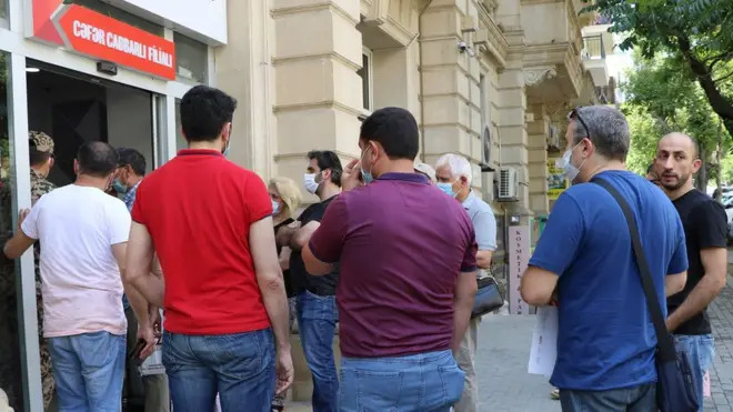 Kapital Bankın Cəfər Cabbarlı filialının qarşısında da izdiham var.