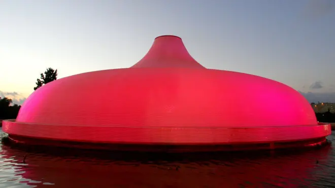 ગુલાબી રંગની લાઈટથી લાઇટનિંગ કરેલી ઈમારત