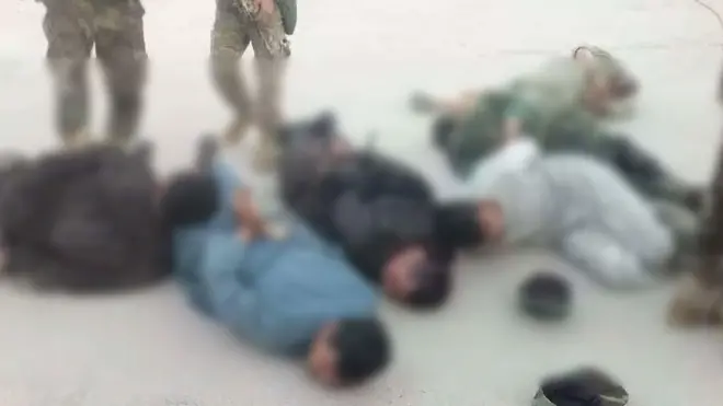 این عکس‌ و چند عکس دیگر در شبکه‌های اجتماعی افغانستان دست بدست می‌شوند که ادعا شده مربوط به حادثه دستگیری نظام‌الدین قیصاری و همراهان او در فاریاب است