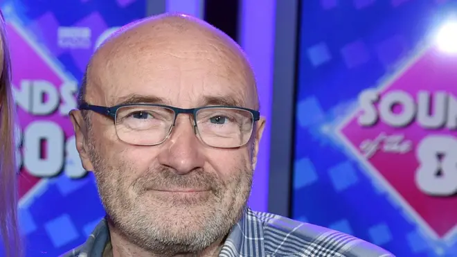 Phil Collins memiliki masalah di kaki yang membuatnya kesulitan berjalan.