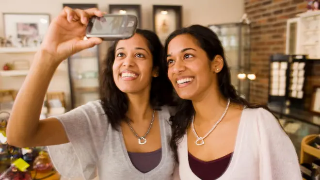 Selfie çeken tek yumurta ikizi kızlar. 