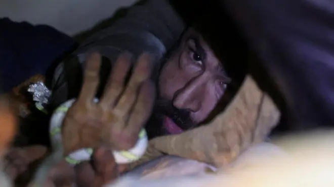 তুরস্কের হাতাই শহরে ধ্বংসস্তূপের নিচ থেকে এই ব্যক্তিকে উদ্ধার করা হয়।