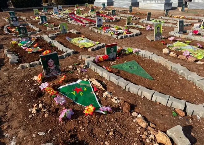 این قبرستان طی ده سال آباد شده، بیش از دو هزار قبر، بیشترشان زنان و مردان جوان.