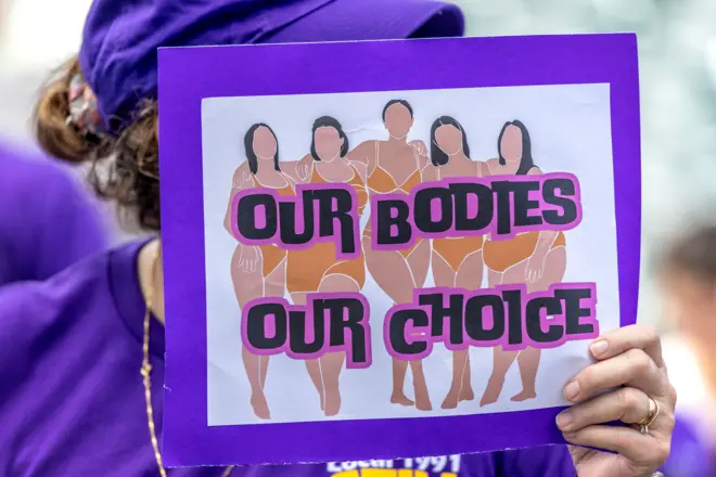 žena drži poruku: 'Naša tela, naš izbor', abortus, borci za abortus