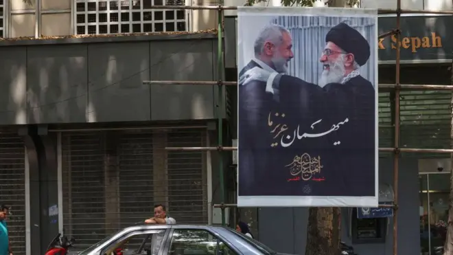 صورة في العاصمة الإيرانية طهران لملصق للمرشد الأعلى الإيراني آية الله علي خامنئي (على اليمين) وإسماعيل هنية زعيم حركة حماس الذي قتل بعد استهدافه أثناء زيارة لطهران