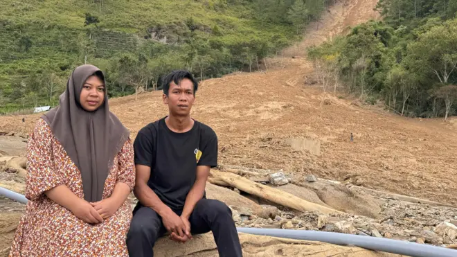 Sepasang suami istri yang sedang menanti buah hatinya di tengah bencana.