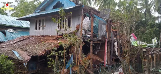 ဩဂုတ် ၂၁ ရက်က ငပလီ နဲ့ ညောင်ချောင်းကျေးရွာ ကို စစ်တပ်က ဗုံးကြဲတိုက်ခိုက်မှုအပြီး မြင်ကွင်း