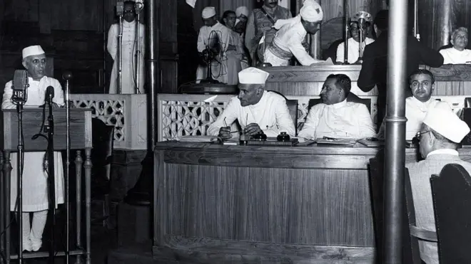 संसद में जवाहरलाल नेहरू.