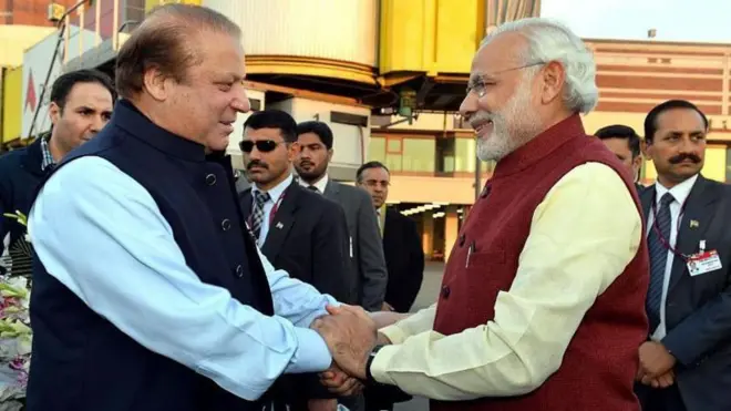 25 दिसंबर, 2015 को प्रधानमंत्री नरेंद्र मोदी और तत्कालीन पाकिस्तानी प्रधानमंत्री नवाज़ शरीफ़ एक दूसरे के हाथ थामे हुए