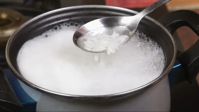 一鍋正在烹煮的米飯