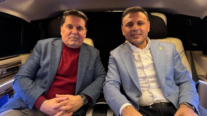 CHP İstanbul İl Başkanı Özgür Çelik ve Ahmet Özer yan yana bir araç içinde poz veriyor