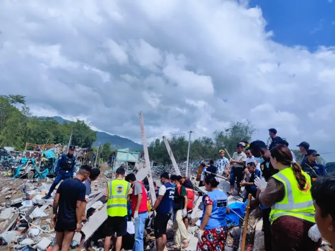 မေလ ၃၁ ရက်၊ နမ့်ခမ်းမြို့၊ ကောင်းတပ်ရွာမှာ ပေါက်ကွဲမှုအပြီး ကယ်ဆယ်ရေးလုပ်နေတဲ့ မြင်ကွင်း