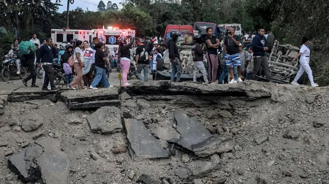 Un socavón provocado por la explosión.