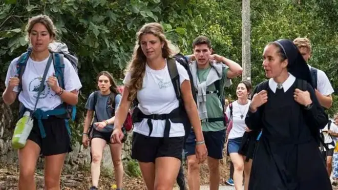 Un grupo de chicos y chicas junto a una religiosa de Schoenstatt hacen el camino de Santiago, en España