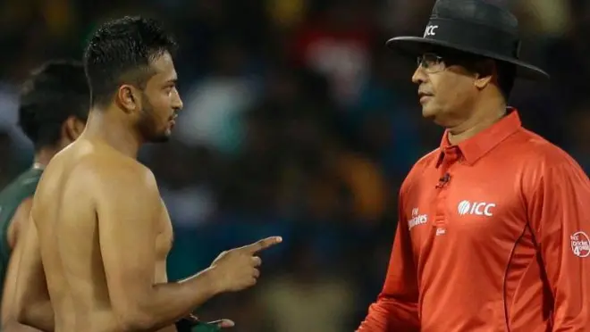 शाकिब अल हसन साल 2018 में अंपायर के साथ तकरार करते हुए