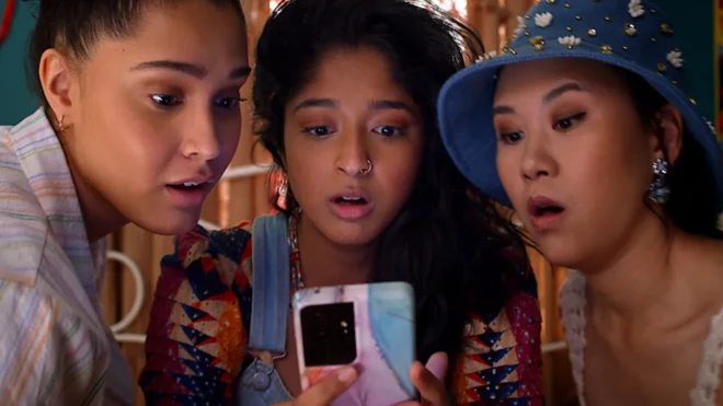 دیوی از سریال «من تا به حال هرگز» شبکه نت فلیکس، هرگز با تلفن به پسری که دوست دارد، ابراز عشق نمی‌کند