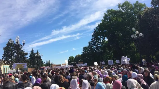 До парламенту прийшли кілька тисяч людей