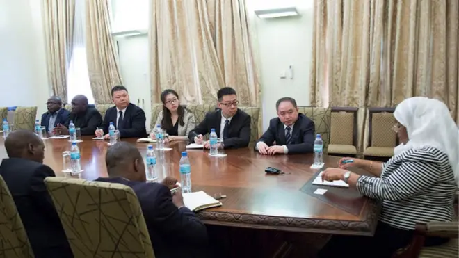 Makamu wa Rais wa Jamhuri ya Muungano wa Tanzania Mhe Samia Suluhu Hassan akizungumza na Rais wa Shirika la Datang Telecom International Technology Company Limited la Serikali ya China Bw.Yuan Yong (kulia) pamoja na ujumbe wake, Ikulu jijini Dar es Salaam