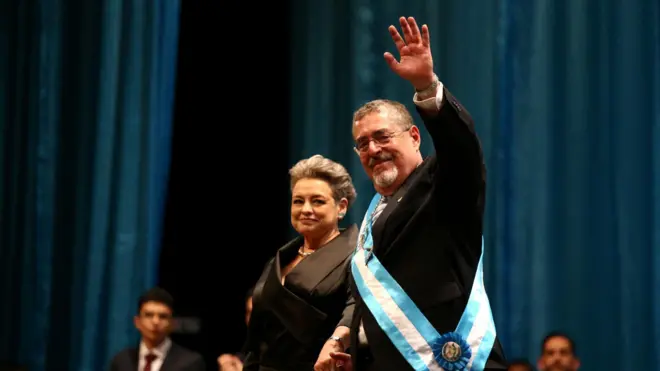 Bernardo Arévalo con la banda presidencial