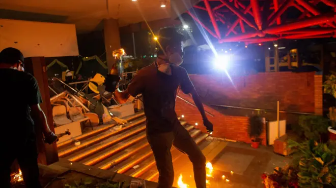 Người biểu tình ném bom xăng bên trong Polytechnic University of Hong Kong ngày 18/11