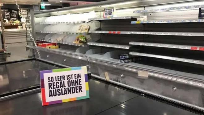 Estantería vacía en la tienda Edeka, Hamburgo