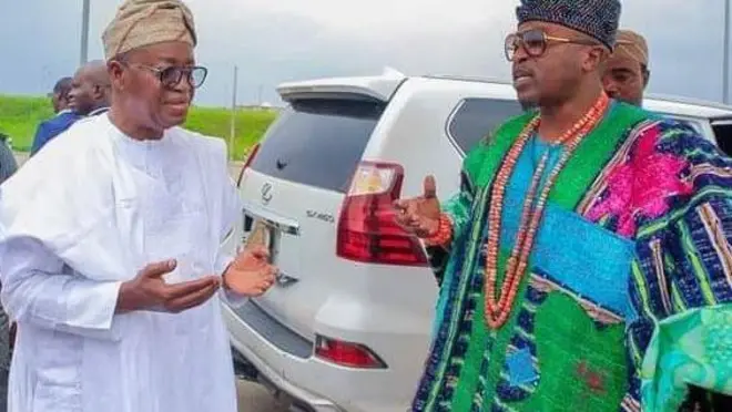 Ọba Adewale Akanbi ati gomina Gboyega Oyetola