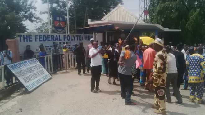 awọn oluwọde niwaju ile ẹkọ giga Federal Poly Ede